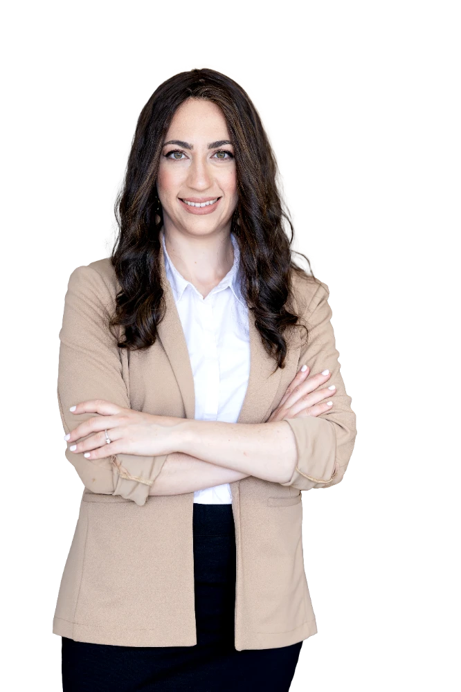 מירי ווינלס עומדת בשילוב ידיים ומחייכת למצלמה